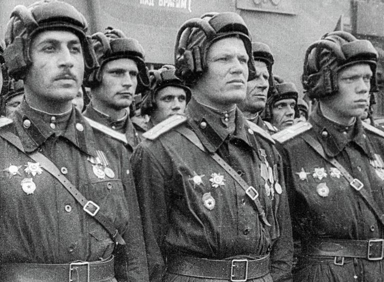 Парадный расчет советских танкистов во время парада на Красной площади по случаю Победы в Великой Отечественной войне Парадный расчет советских танкистов во время парада на Красной площади по случаю Победы в Великой Отечественной войне
