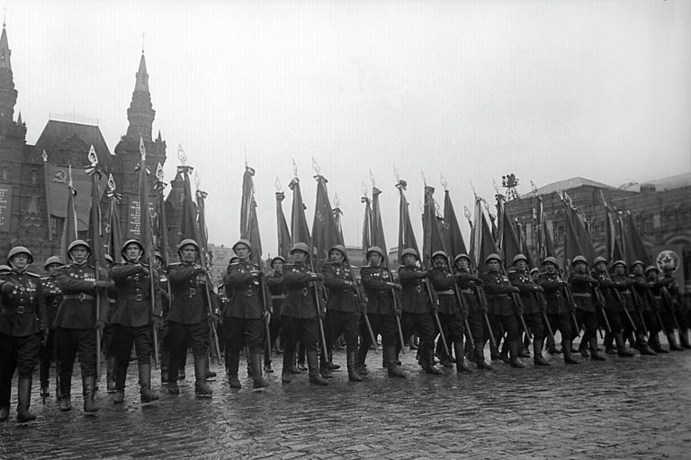 Парад Победы на Красной площади в Москве 24 июня 1945 года в честь победы СССР над Германией.
Торжественный марш сводного полка одного из фронтов на Красной площади Парад Победы на Красной площади в Москве 24 июня 1945 года в честь победы СССР над Германией.
Торжественный марш сводного полка одного из фронтов на Красной площади