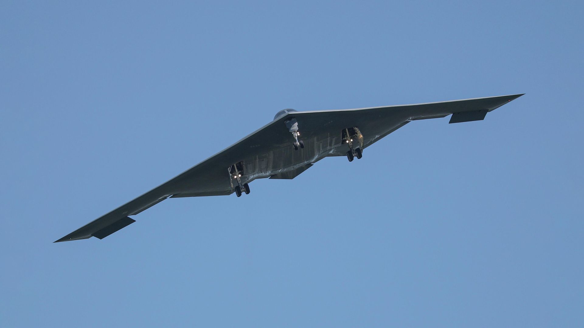 Американский стратегический бомбардировщик B-2 Spirit возращается на авиабазу Уайтмен после удара по иранским ядерным объектам Американский стратегический бомбардировщик B-2 Spirit возращается на авиабазу Уайтмен после удара по иранским ядерным объектам - РИА Новости, 1920, 27.06.2025