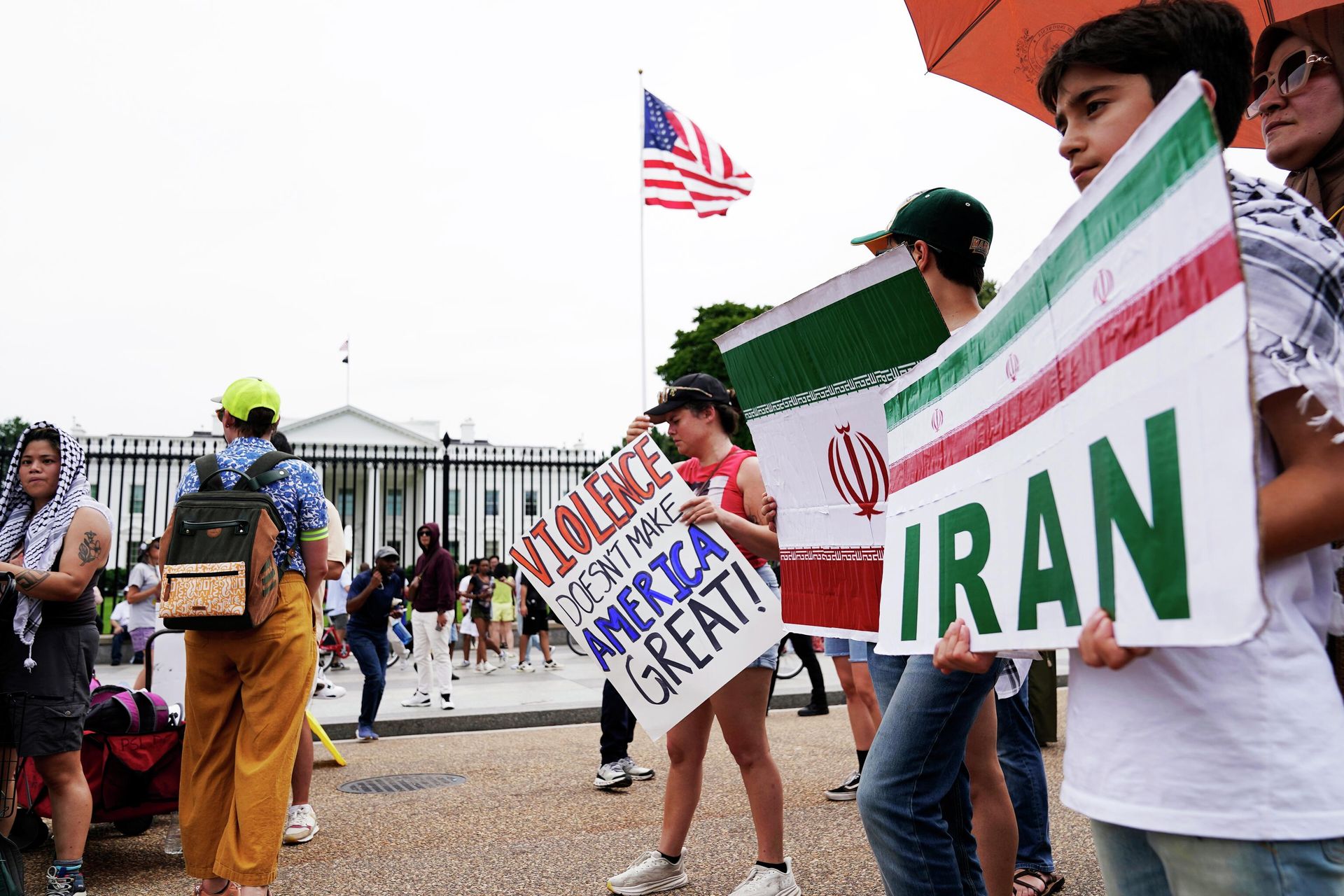 Акции протеста против против удара США по объектам в Иране возле Белого дома в Вашингтоне Акции протеста против против удара США по объектам в Иране возле Белого дома в Вашингтоне - РИА Новости, 1920, 22.10.2026