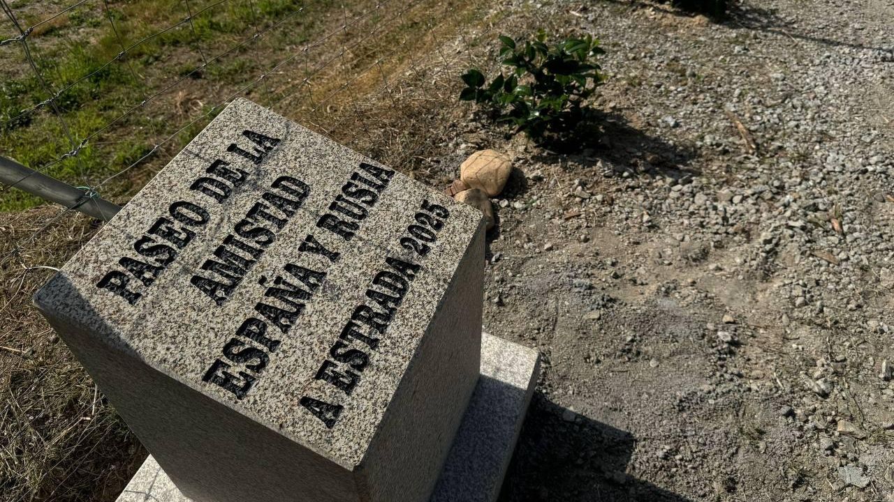 Монумент с надписью Paseo de la amistad España y Rusia. Estrada 2025 (Аллея дружбы между Испанией и Россией. Эстрада, 2025) Монумент с надписью Paseo de la amistad España y Rusia. Estrada 2025 (Аллея дружбы между Испанией и Россией. Эстрада, 2025) - РИА Новости, 1920, 23.06.2025