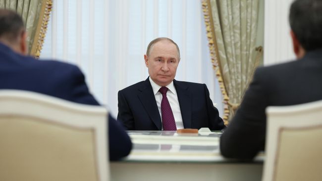 Президент России Владимир Путин во время встречи с министром иностранных дел Ирана Аббасом Аракчи Президент России Владимир Путин во время встречи с министром иностранных дел Ирана Аббасом Аракчи