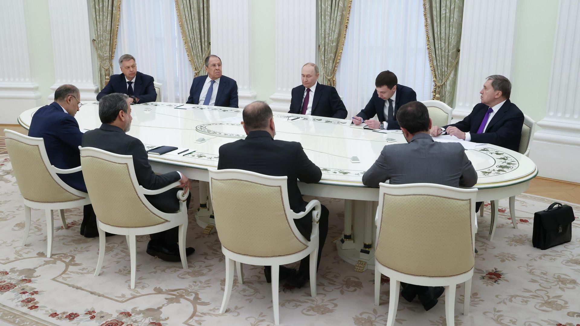Президент РФ Владимир Путин и министр иностранных дел Ирана Аббас Аракчи во время встречи - РИА Новости, 1920, 23.06.2025