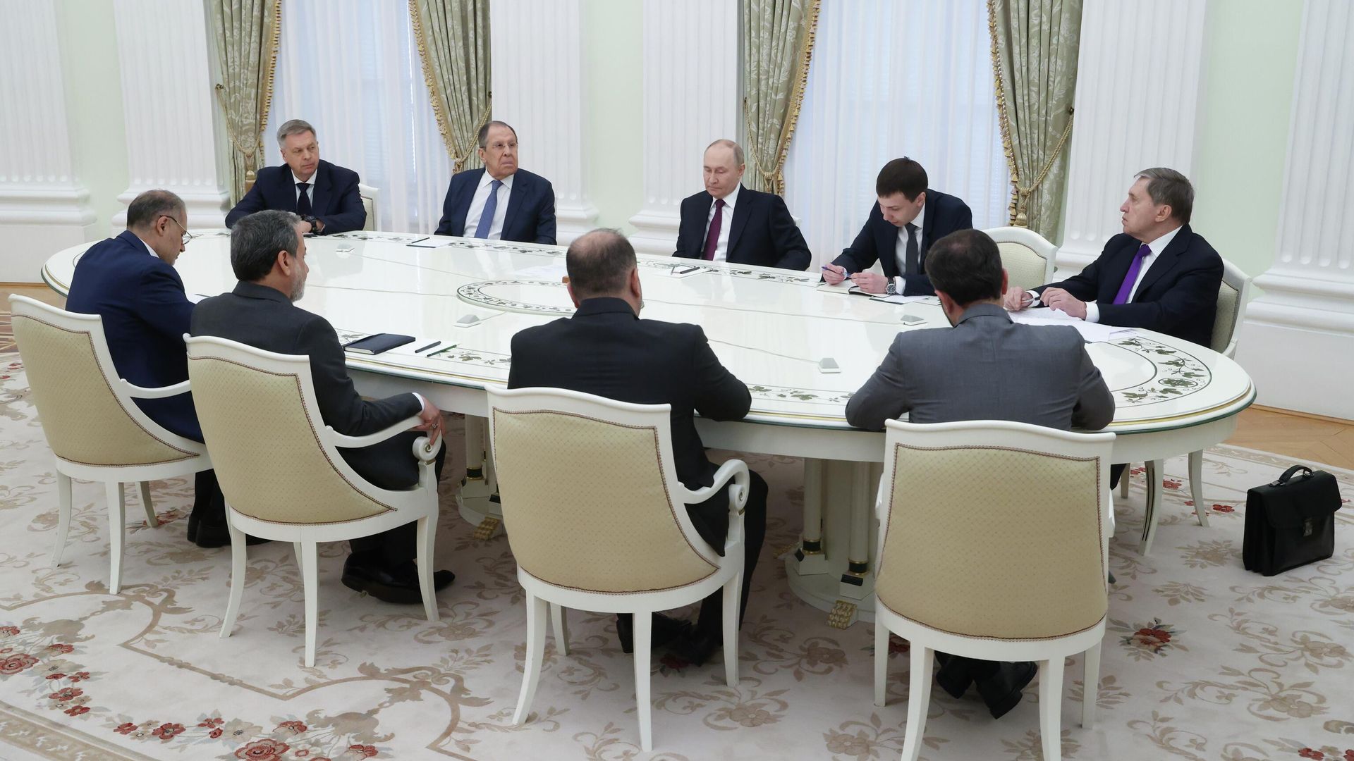 Президент РФ Владимир Путин и министр иностранных дел Ирана Аббас Аракчи во время встречи - РИА Новости, 1920, 23.06.2025