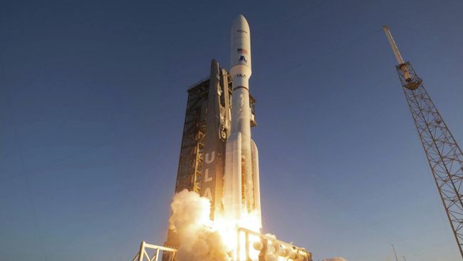 Старт ракеты Atlas V с миссией Amazon Kuiper 2 космодрома на мысе Канаверал, США