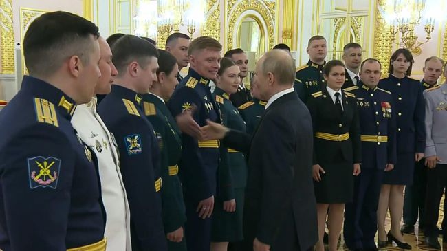 Общение Путина с выпускниками военных вузов в неформальной обстановке Общение Путина с выпускниками военных вузов в неформальной обстановке
