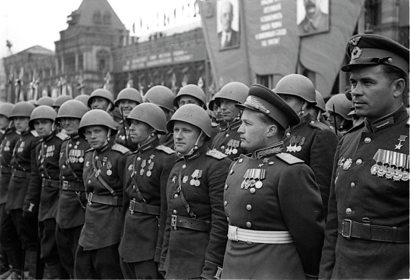 Парад Победы на Красной площади в Москве 24 июня 1945 года в честь победы СССР над Германией
