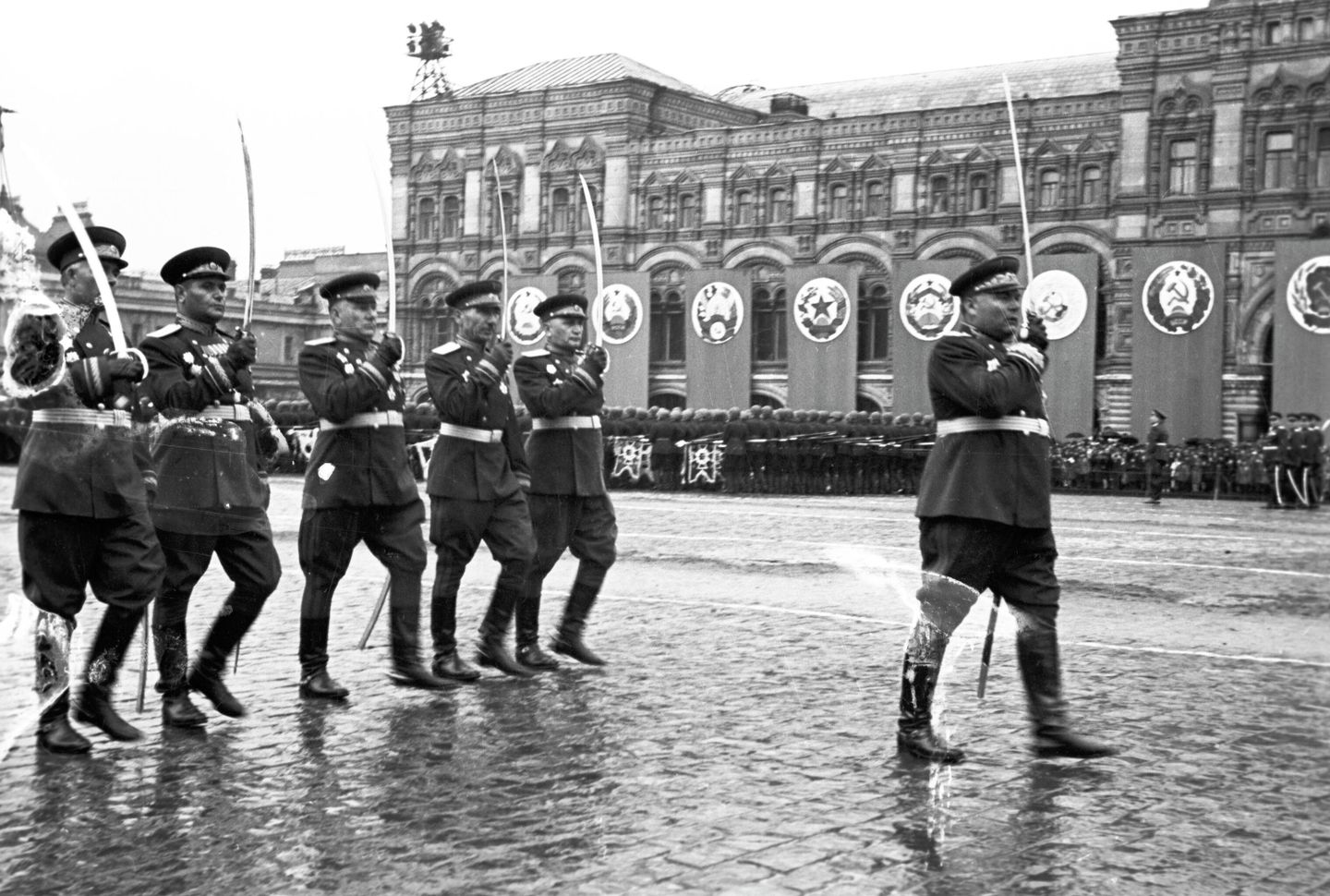 Парад Победы на Красной площади в Москве 24 июня 1945 года в честь победы СССР над Германией