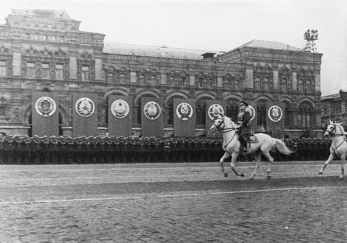 Парад Победы в Москве на Красной площади 24 июня 1945 года принимает заместитель Верховного главнокомандующего, маршал Советского Союза Георгий Жуков