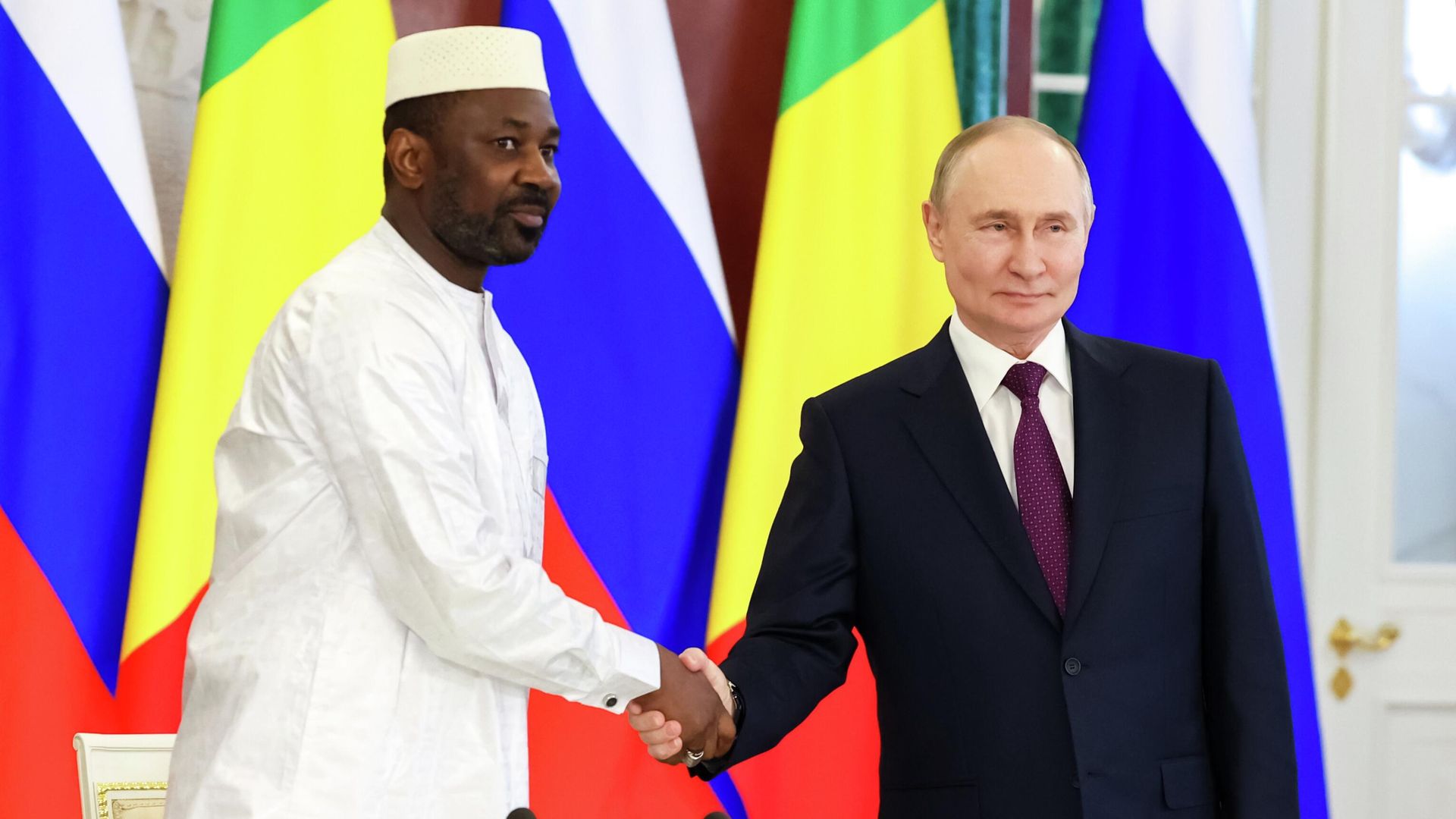 Президент РФ Владимир Путин и президент переходного периода Республики Мали Ассими Гоита во время церемонии подписания документов о сотрудничестве Президент РФ Владимир Путин и президент переходного периода Республики Мали Ассими Гоита во время церемонии подписания документов о сотрудничестве - РИА Новости, 1920, 29.12.2025