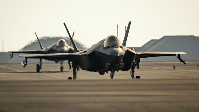 Пара истребителей ВВС США F-35A Lightning II на авиабазе Аль-Удейд, Катар
