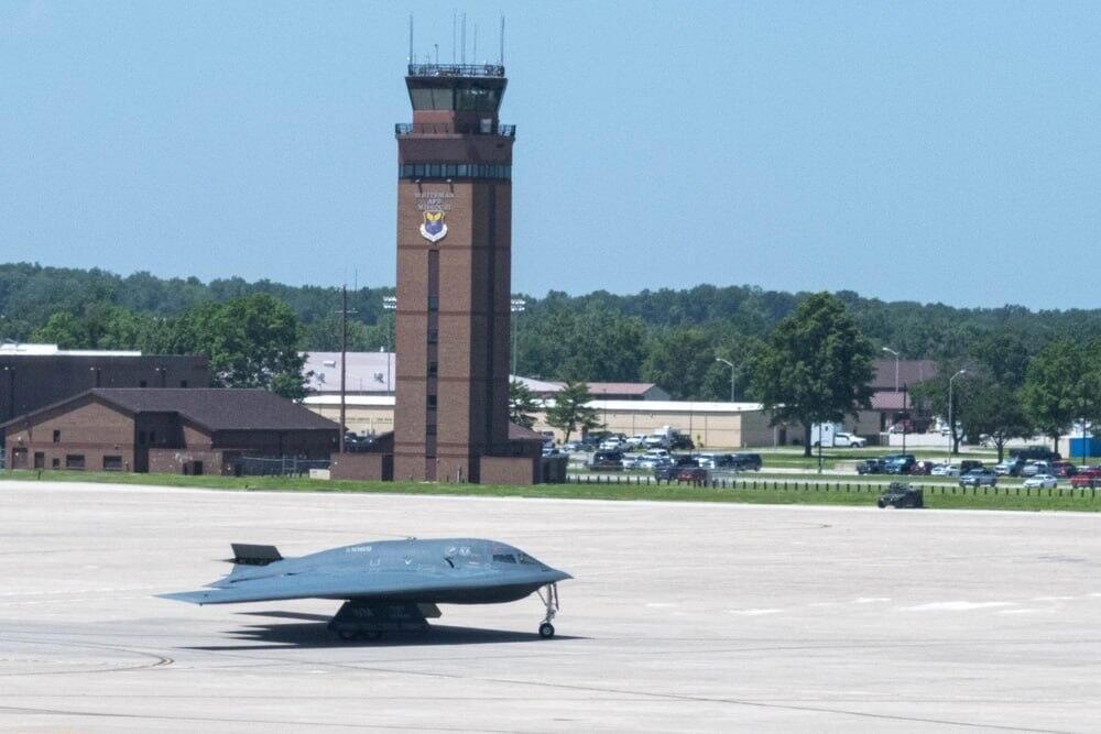 Американские стратегические бомбардировщики B-2 Spirit, которые участвовали в ударах по территории Ирана Американские стратегические бомбардировщики B-2 Spirit, которые участвовали в ударах по территории Ирана - РИА Новости, 1920, 23.06.2025