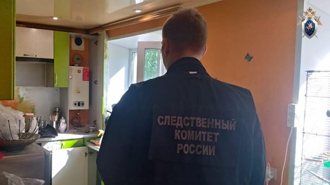 Сотрудники СК РФ в квартире в городе Болохово Тульской области, где семья из трех человек погибла от отравления газом