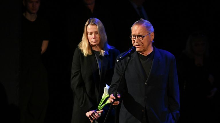 Режиссер Андрей Кончаловский и актриса Юлия Высоцкая на церемонии прощания с народной артисткой РСФСР Валентиной Талызиной в Театре Моссовета Режиссер Андрей Кончаловский и актриса Юлия Высоцкая на церемонии прощания с народной артисткой РСФСР Валентиной Талызиной в Театре Моссовета