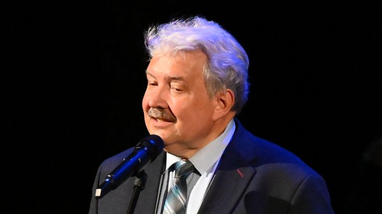Председатель партии Российский общенародный союз Сергей Бабурин на церемонии прощания с народной артисткой РСФСР Валентиной Талызиной в Театре Моссовета Председатель партии Российский общенародный союз Сергей Бабурин на церемонии прощания с народной артисткой РСФСР Валентиной Талызиной в Театре Моссовета