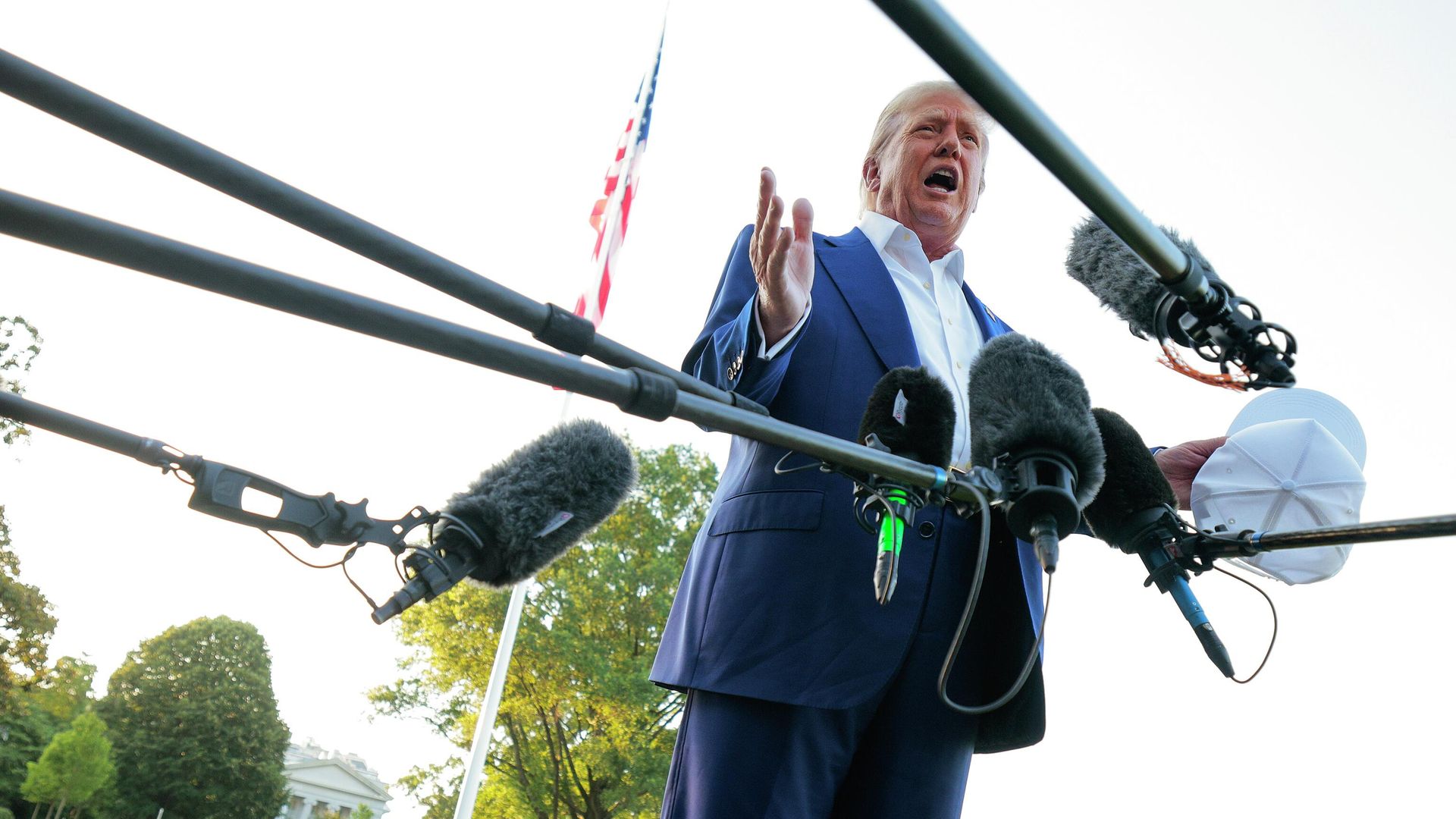 Президент Дональд Трамп перед отправлением на саммит НАТО в Гааге. 24 июня 2025 Президент Дональд Трамп перед отправлением на саммит НАТО в Гааге. 24 июня 2025 - РИА Новости, 1920, 24.06.2025