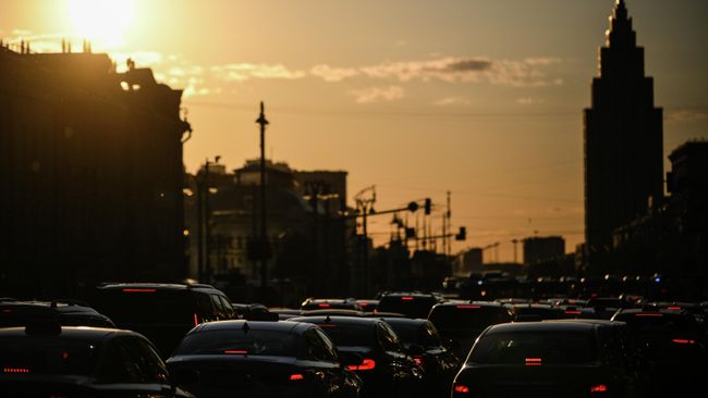 Автомобили на Тверской улице в Москве