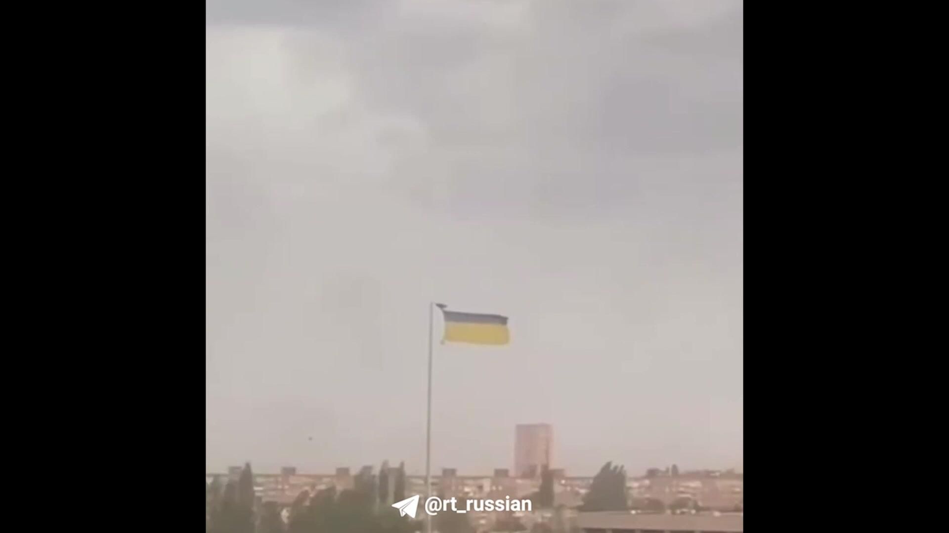 Флаг Украины, сорванный ветром в Кривом Роге Флаг Украины, сорванный ветром в Кривом Роге - РИА Новости, 1920, 25.06.2025