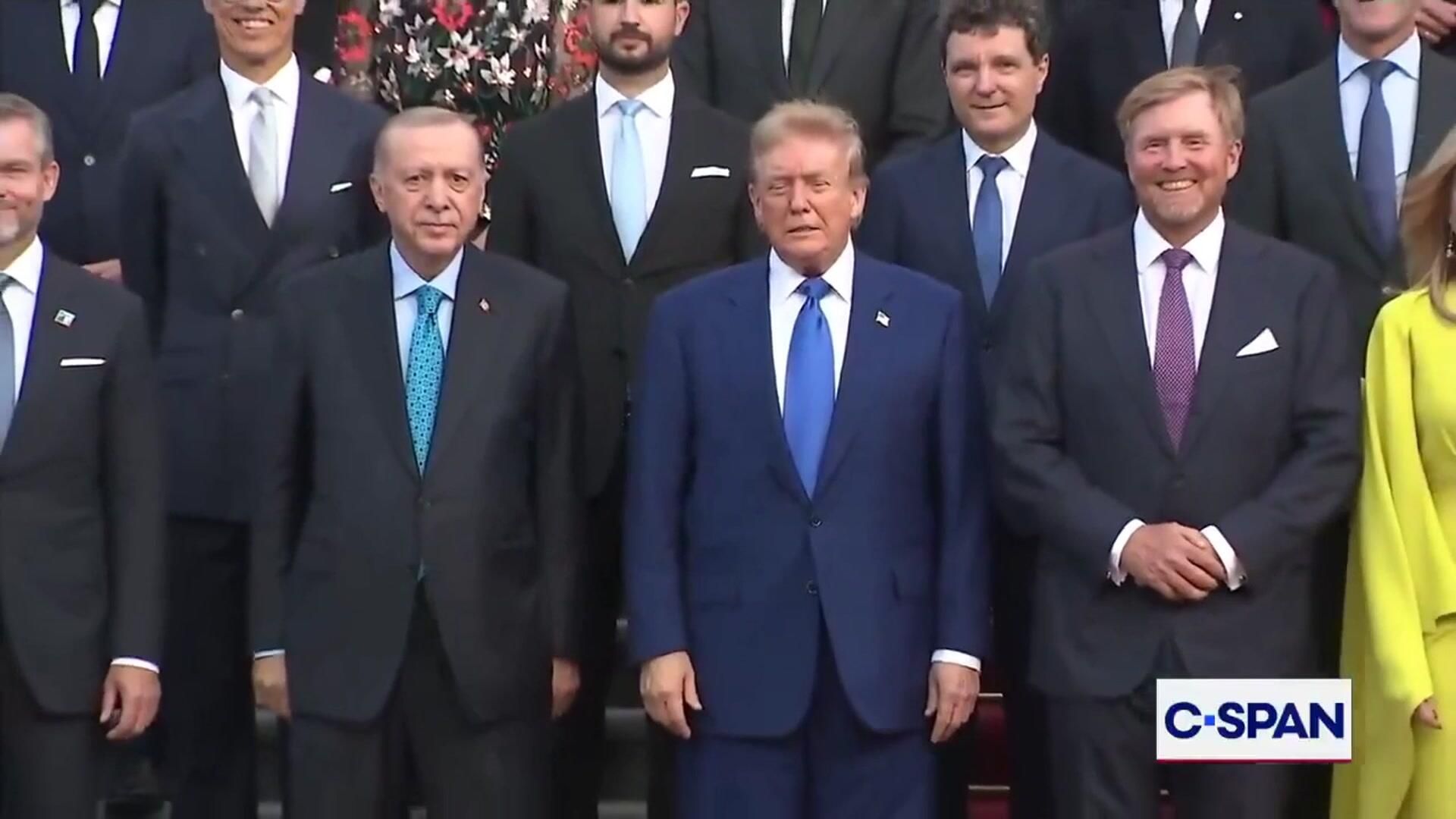 Трамп и Зеленский на фотосесии саммита НАТО Трамп и Зеленский на фотосесии саммита НАТО - РИА Новости, 1920, 24.06.2025