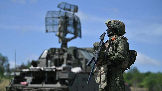 Российский военный у зенитного ракетного комплекса Тор М-1