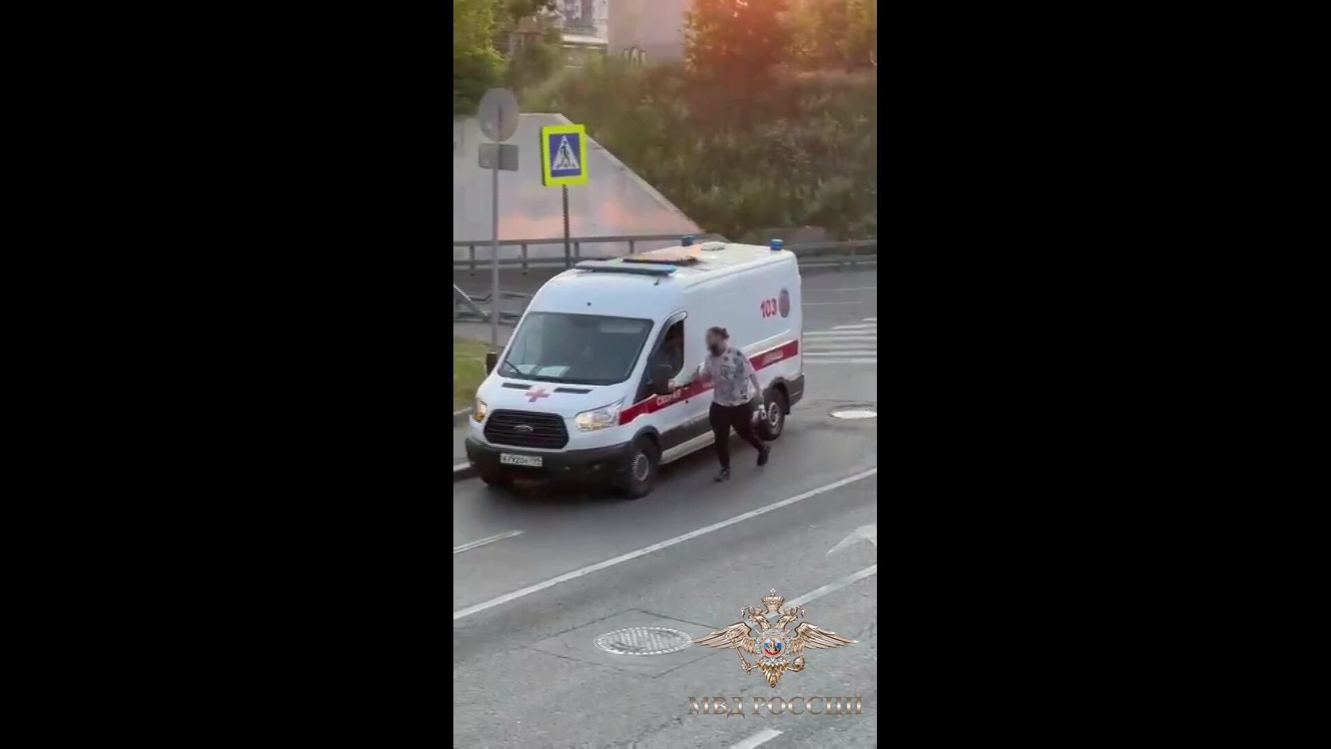 Нападение на машину скорой помощи Нападение на машину скорой помощи - РИА Новости, 1920, 25.06.2025