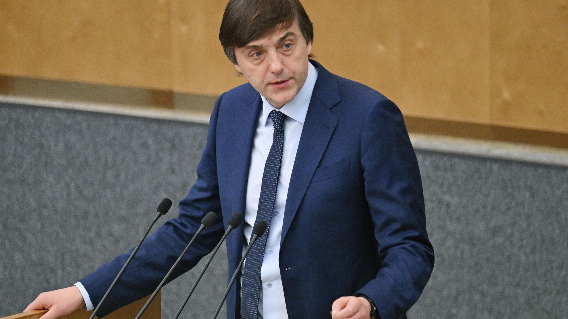 Министр просвещения Сергей Кравцов выступает в рамках правительственного часа на пленарном заседании Госдумы Министр просвещения Сергей Кравцов выступает в рамках правительственного часа на пленарном заседании Госдумы - РИА Новости, 1920, 26.08.2025