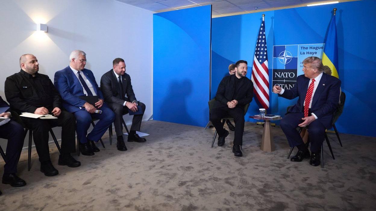 Дональд Трамп и Владимир Зеленский во время встречи на саммите НАТО в Гааге - РИА Новости, 1920, 14.07.2025