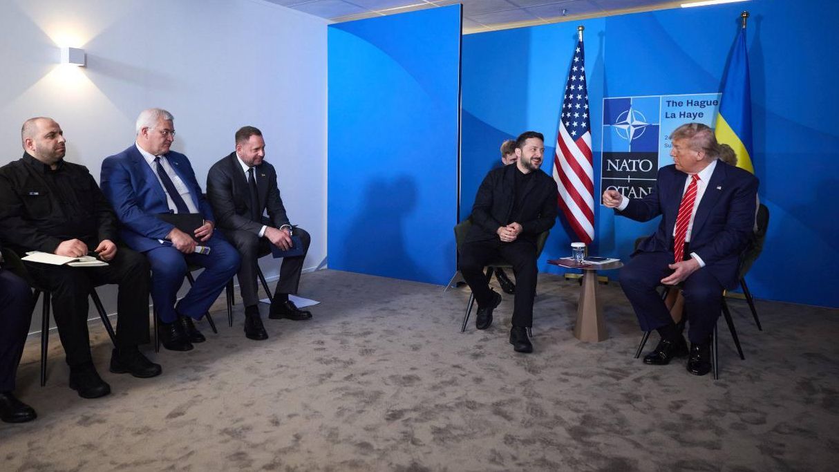 Дональд Трамп и Владимир Зеленский во время встречи на саммите НАТО в Гааге - РИА Новости, 1920, 27.06.2025