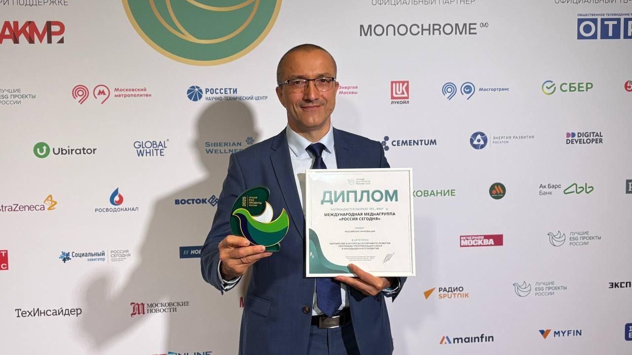 Заместитель начальника Управления проектов в области образования и социальной сфере медиагруппы Россия сегодня (Социальный навигатор) Геннадий Клюшкин на вручении награды Заместитель начальника Управления проектов в области образования и социальной сфере медиагруппы Россия сегодня (Социальный навигатор) Геннадий Клюшкин на вручении награды - РИА Новости, 1920, 26.06.2025