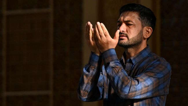 Верующий на богослужении в мечети Тязяпир в Баку