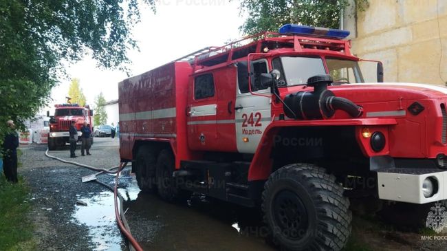 Сотрудники МЧС на месте взрыва в жилом доме в свердловском Ивделе