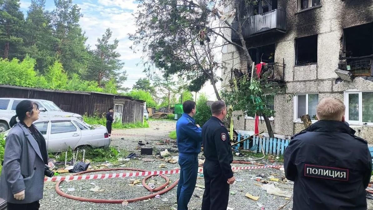 Сотрудники полиции на месте взрыва газа в жилом доме в Ивделе Сотрудники полиции на месте взрыва газа в жилом доме в Ивделе - РИА Новости, 1920, 26.06.2025