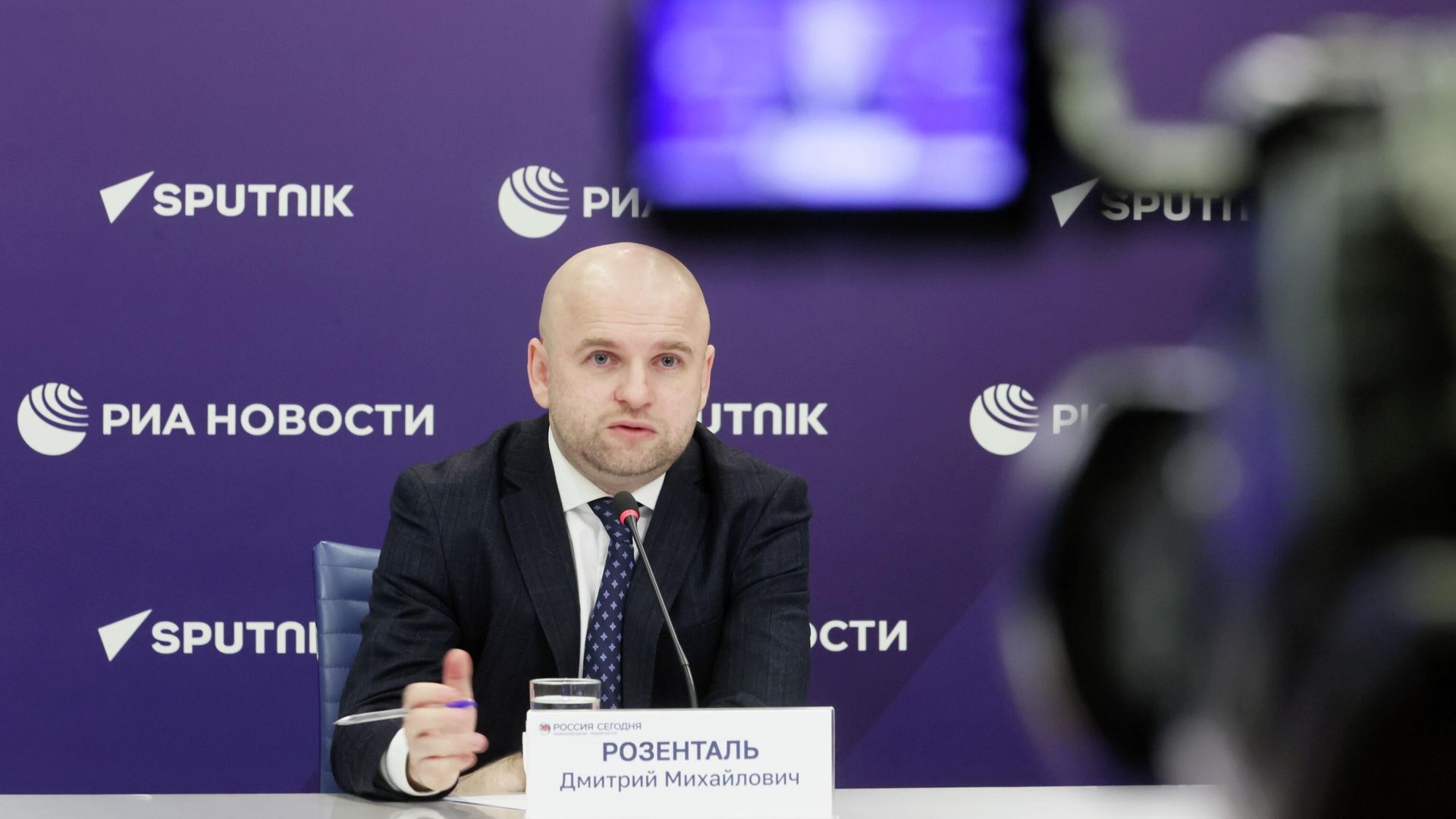 Дмитрий Розенталь во время пресс-конференции в Международном мультимедийном пресс-центре Россия сегодня в Москве Дмитрий Розенталь во время пресс-конференции в Международном мультимедийном пресс-центре Россия сегодня в Москве - РИА Новости, 1920, 26.06.2025