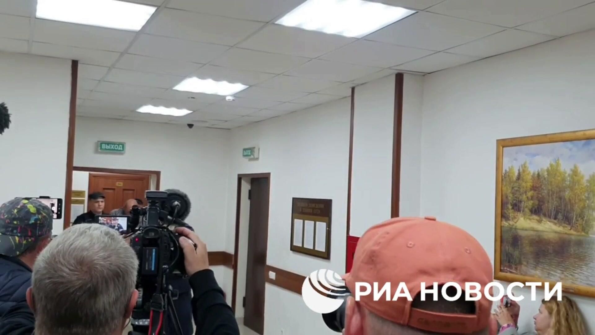 Мужчину, который в аэропорту Шереметьево бросил двухлетнего ребенка, приводят в здание суда Мужчину, который в аэропорту Шереметьево бросил двухлетнего ребенка, приводят в здание суда - РИА Новости, 1920, 26.06.2025
