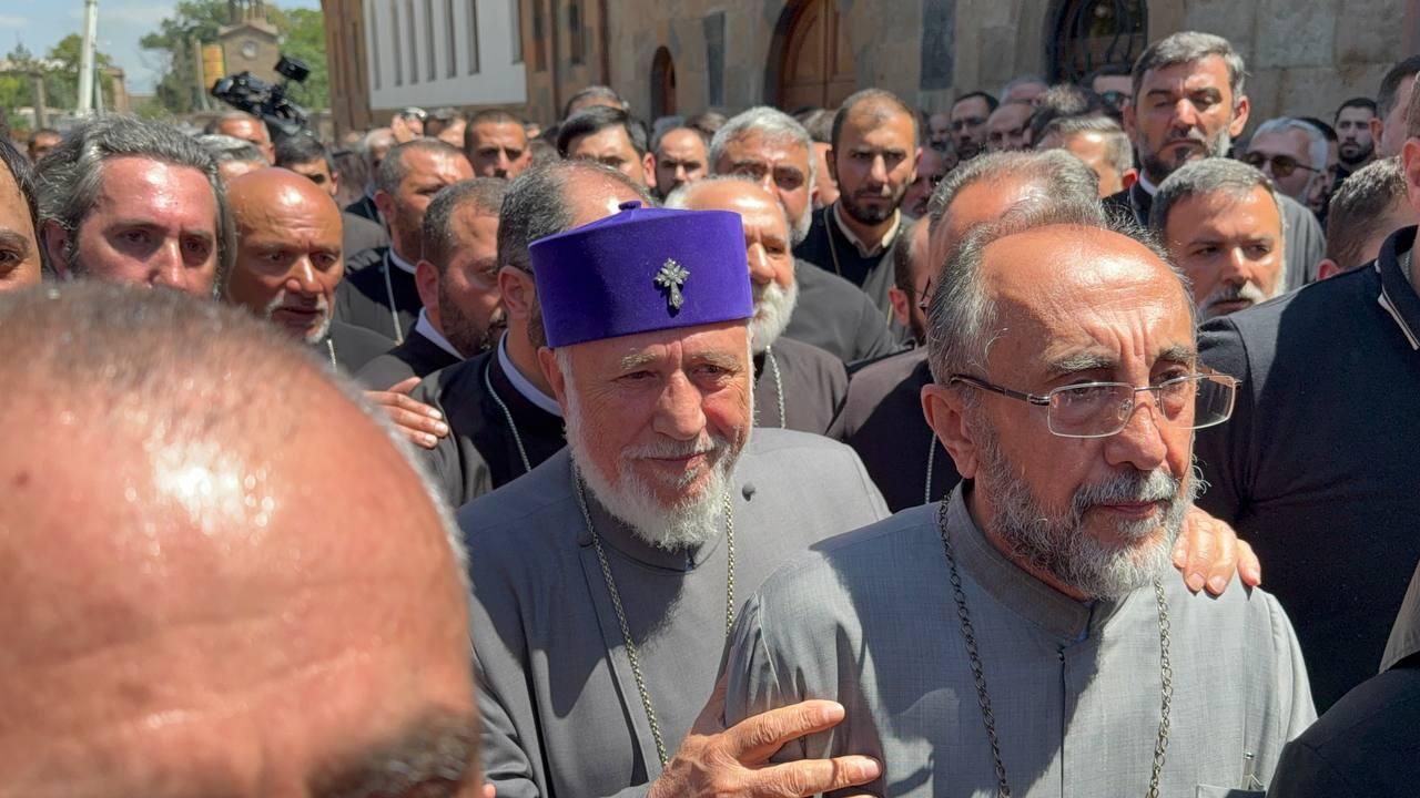 Католикос всех армян Гарегин II и архиепископ Микаэл Аджапанян на территории резиденции католикоса - РИА Новости, 1920, 02.12.2025