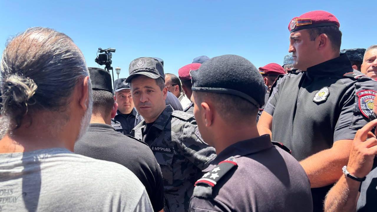 Сотрудники правоохранительных органов возле резиденции главы Армянской церкви - РИА Новости, 1920, 27.06.2025