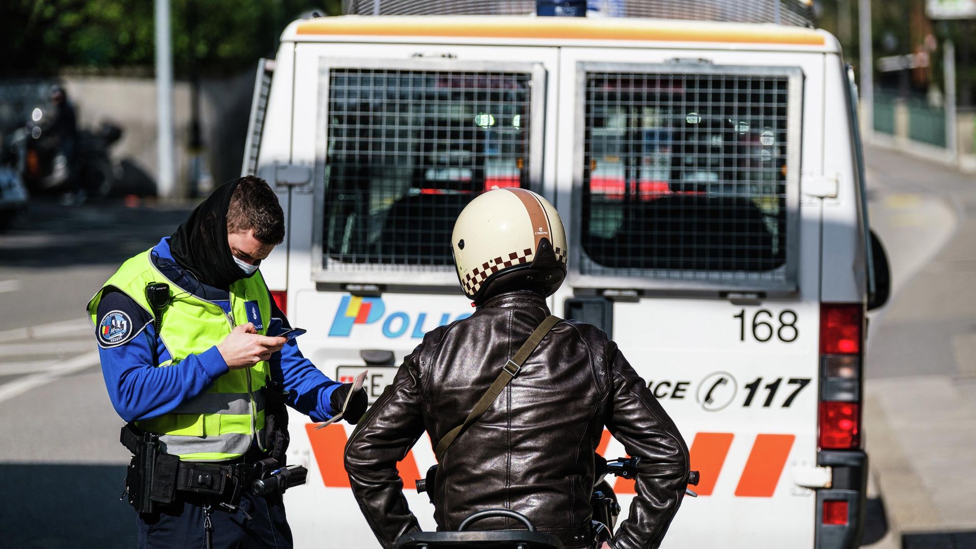 Французский полицейский проверяет документы Французский полицейский проверяет документы - РИА Новости, 1920, 28.06.2025