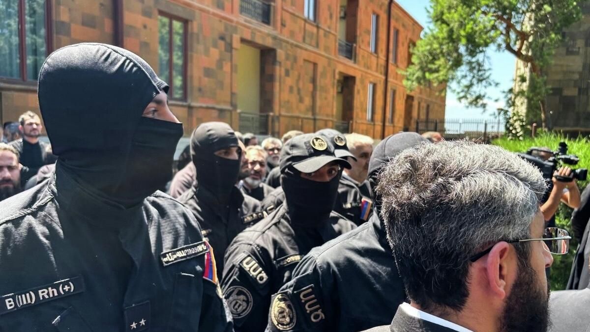 Сотрудники Службы национальной безопасности Армении вошли в резиденцию Католикоса в Эчмиадзине, чтобы задержать главу Ширакской епархии архиепископа Микаэла Аджапахяна Сотрудники Службы национальной безопасности Армении вошли в резиденцию Католикоса в Эчмиадзине, чтобы задержать главу Ширакской епархии архиепископа Микаэла Аджапахяна - РИА Новости, 1920, 27.06.2025
