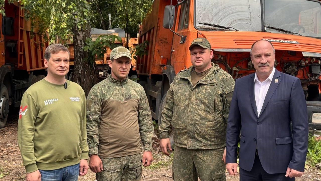 Народный фронт Орловской области передал бойцам СВО три автомобиля Камаз Народный фронт Орловской области передал бойцам СВО три автомобиля Камаз - РИА Новости, 1920, 27.06.2025