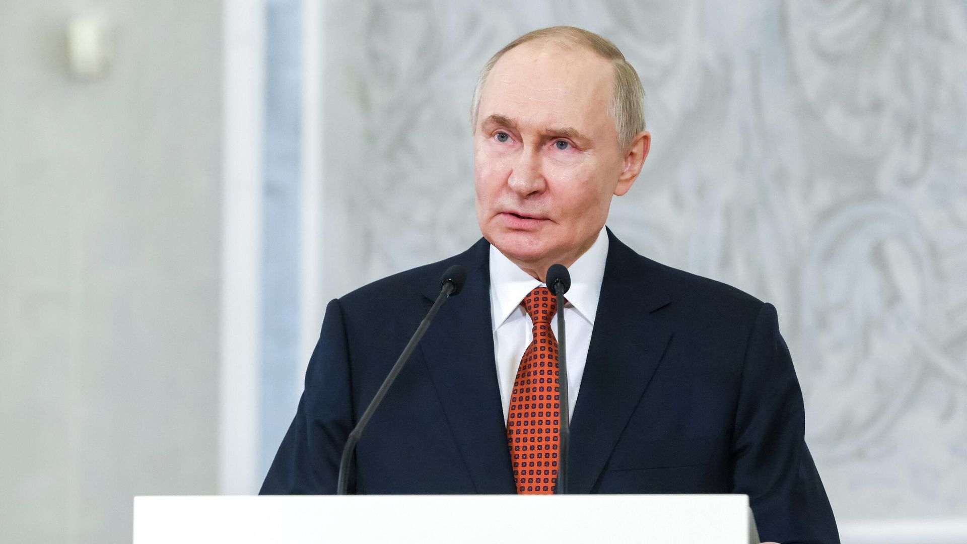 Президент РФ Владимир Путин во время пресс-подхода по итогам заседания Высшего Евразийский экономического совета в расширенном составе в Минске Президент РФ Владимир Путин во время пресс-подхода по итогам заседания Высшего Евразийский экономического совета в расширенном составе в Минске - РИА Новости, 1920, 27.06.2025