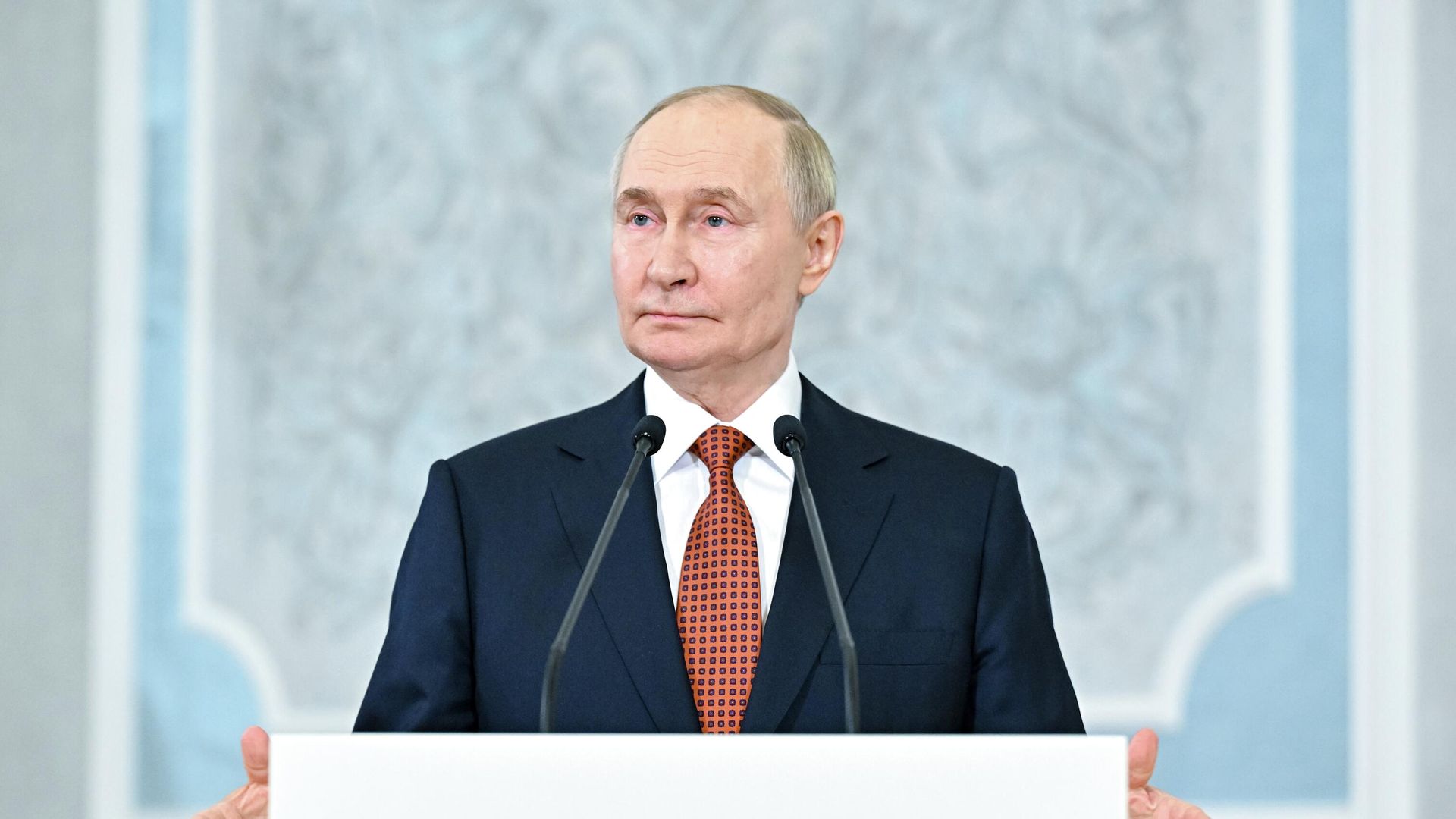 Президент Владимир Путин во время пресс-подхода по итогам заседания Высшего Евразийского экономического совета в расширенном составе в Минске Президент Владимир Путин во время пресс-подхода по итогам заседания Высшего Евразийского экономического совета в расширенном составе в Минске - РИА Новости, 1920, 27.06.2025