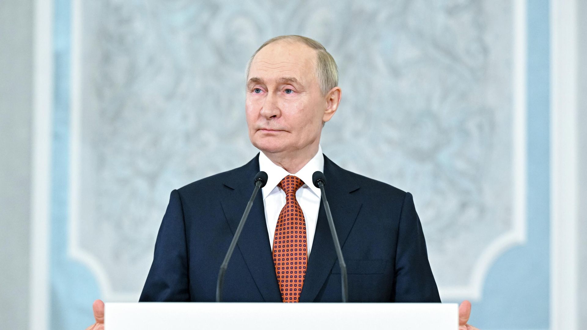 Президент Владимир Путин во время пресс-подхода по итогам заседания Высшего Евразийского экономического совета в расширенном составе в Минске Президент Владимир Путин во время пресс-подхода по итогам заседания Высшего Евразийского экономического совета в расширенном составе в Минске - РИА Новости, 1920, 27.06.2025