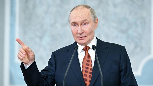 Президент РФ Владимир Путин во время пресс-подхода по итогам заседания Высшего Евразийский экономического совета в расширенном составе в Минске