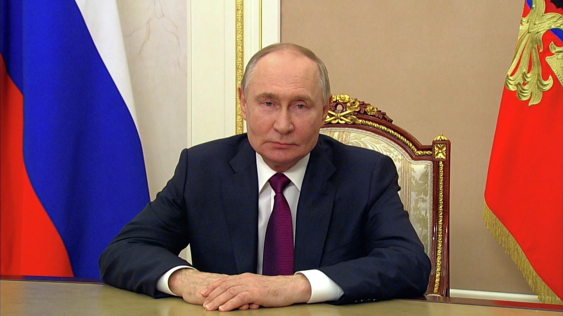 Успехов вам, в добрый час. Путин поздравил выпускников с окончанием школы Успехов вам, в добрый час. Путин поздравил выпускников с окончанием школы - РИА Новости, 1920, 28.06.2025