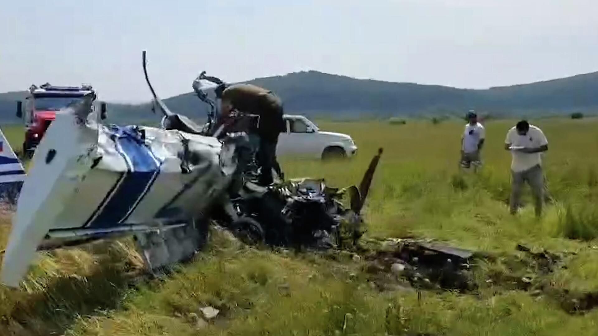 Видео с места крушения легкомоторного самолета ЗЛИН-142 в Приморье Видео с места крушения легкомоторного самолета ЗЛИН-142 в Приморье - РИА Новости, 1920, 28.06.2025