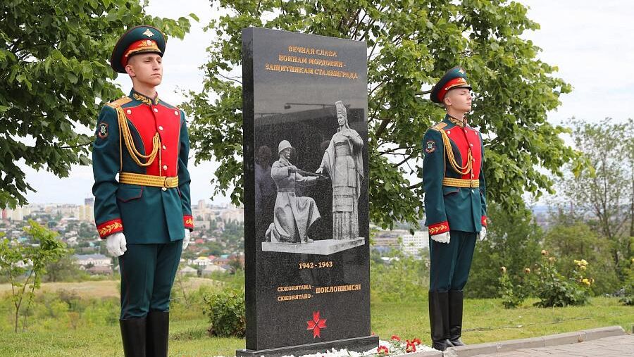 Памятный знак Вечная слава воинам Мордовии – защитникам Сталинграда открыли на воинском мемориальном кладбище на Мамаевом кургане Памятный знак Вечная слава воинам Мордовии – защитникам Сталинграда открыли на воинском мемориальном кладбище на Мамаевом кургане - РИА Новости, 1920, 28.06.2025