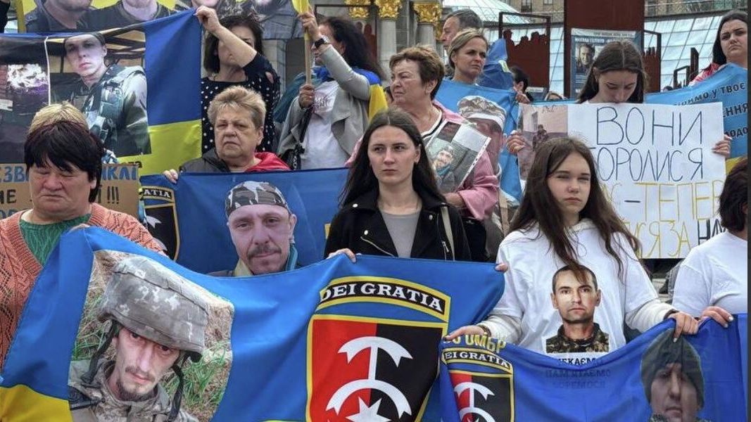 Родственники пропавших в селе Крынки военных ВСУ провели митинг в Киеве Родственники пропавших в селе Крынки военных ВСУ провели митинг в Киеве - РИА Новости, 1920, 28.06.2025