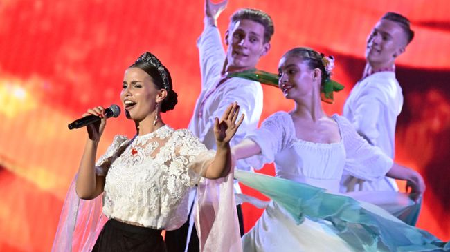 Певица Татьяна Куртукова выступает перед участниками Всероссийского выпускного бала в Государственном Кремлевском дворце
