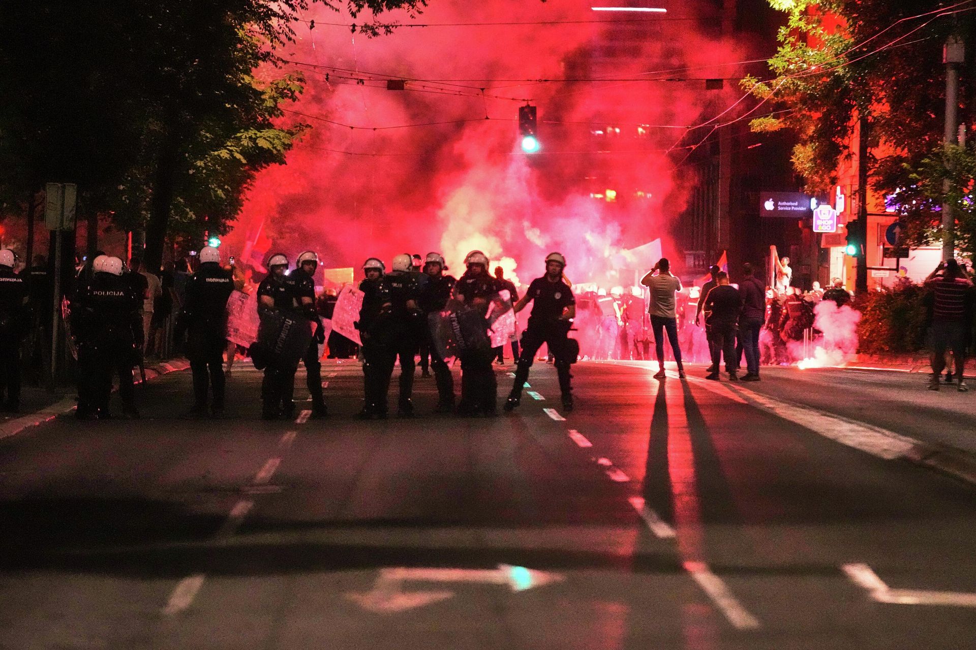 Полицейские блокируют улицу во время акции протеста в Белграде Полицейские блокируют улицу во время акции протеста в Белграде - РИА Новости, 1920, 30.06.2025