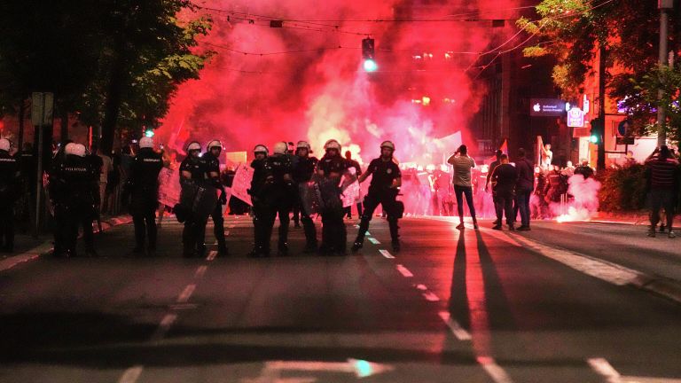 Полицейские блокируют улицу во время акции протеста в Белграде